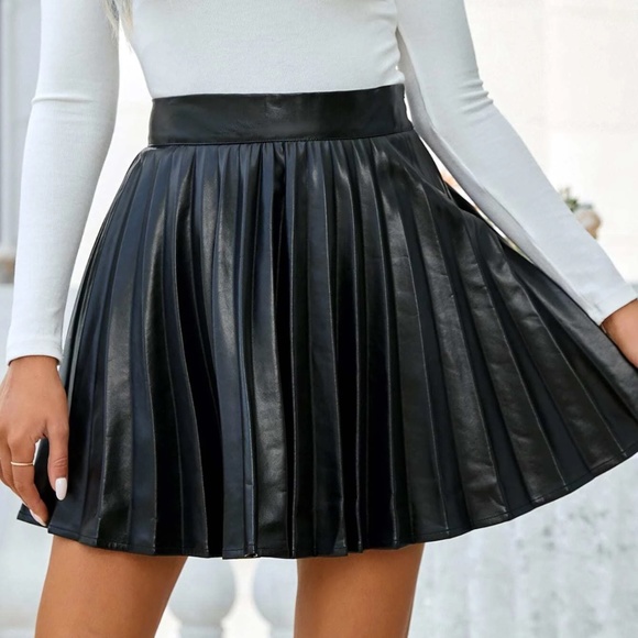 Luxe Black Vegan Leather Pleated Mini Skirt - Picture 3 of 6